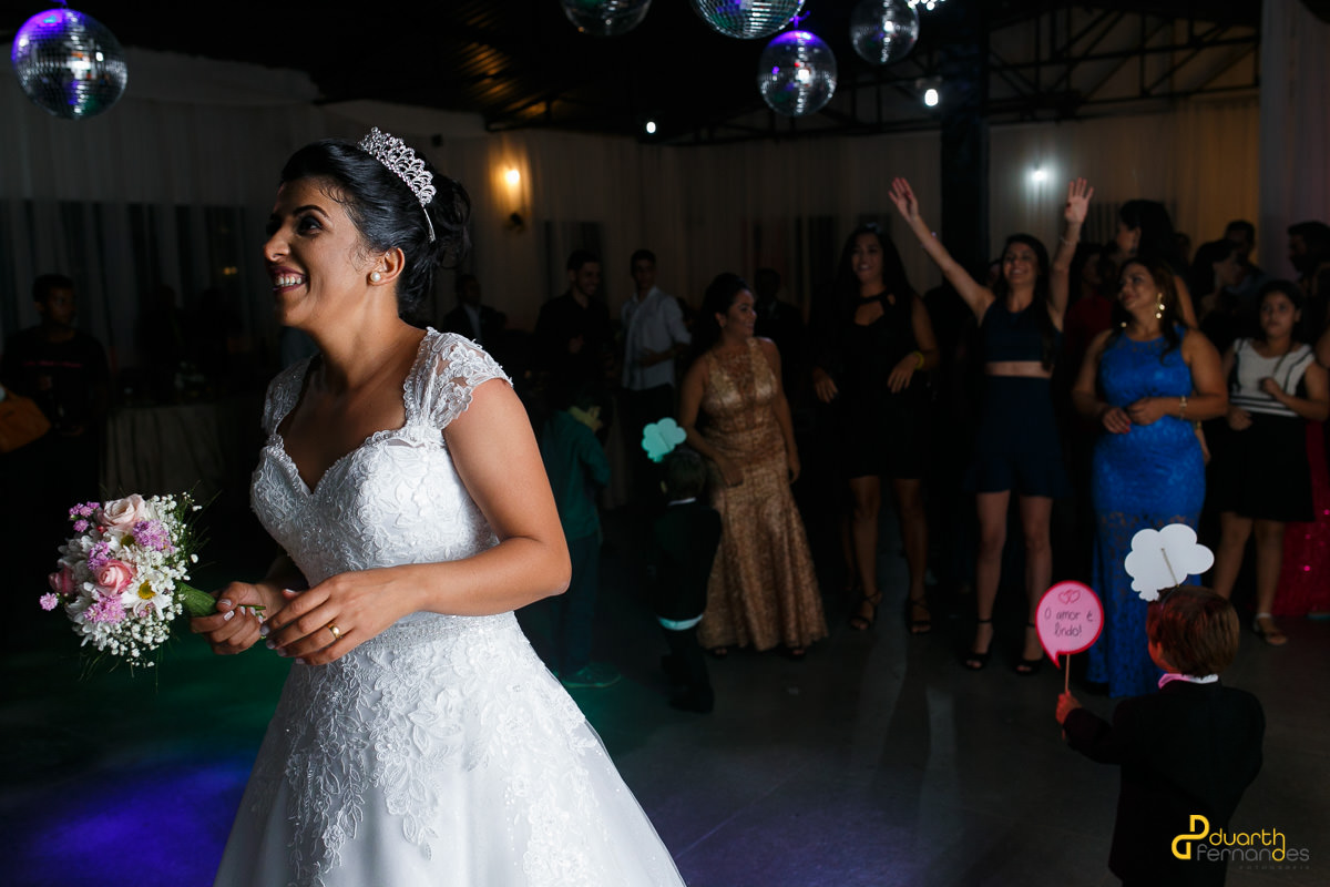 noiva jogando o buquê