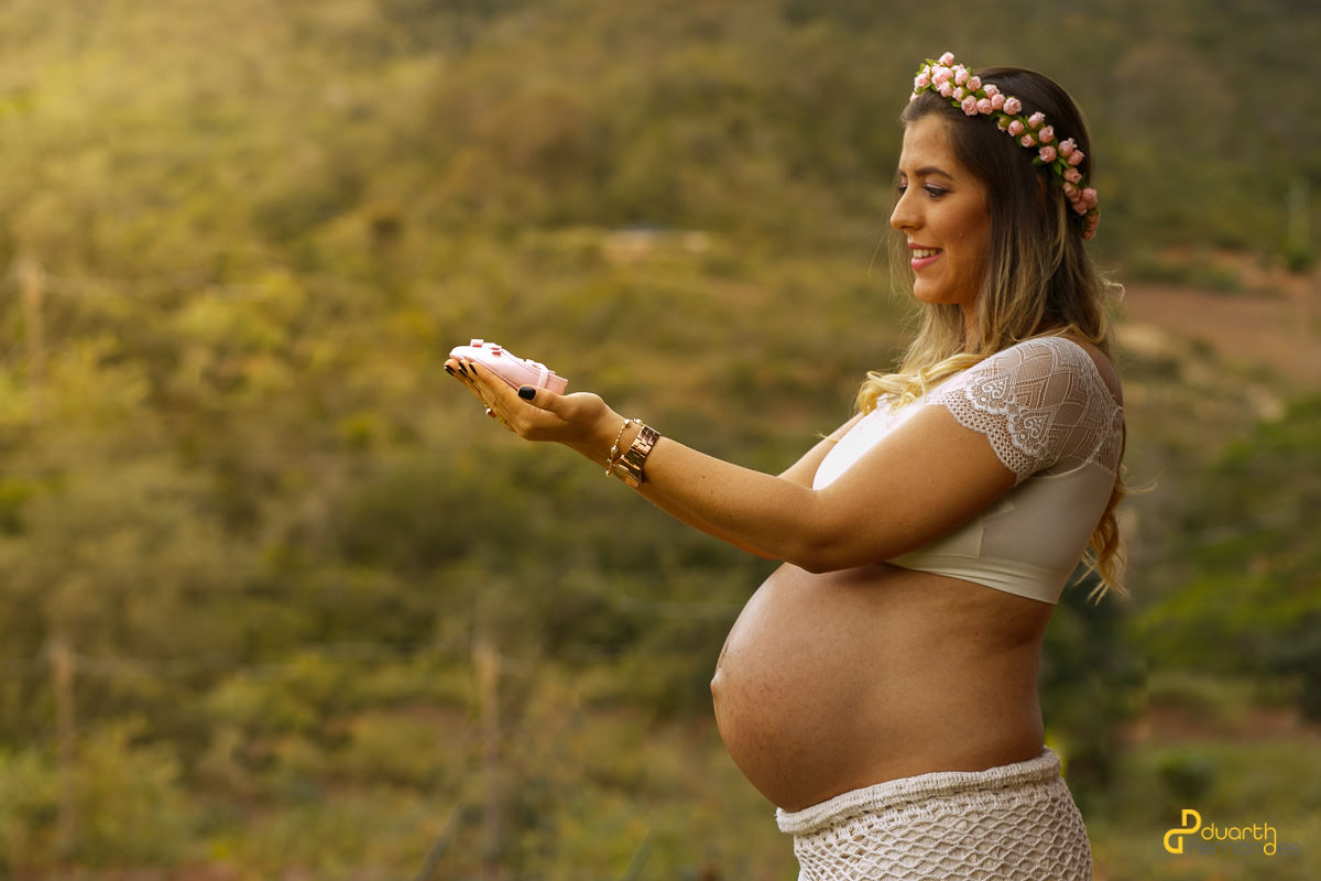 Gestante segurando sapato