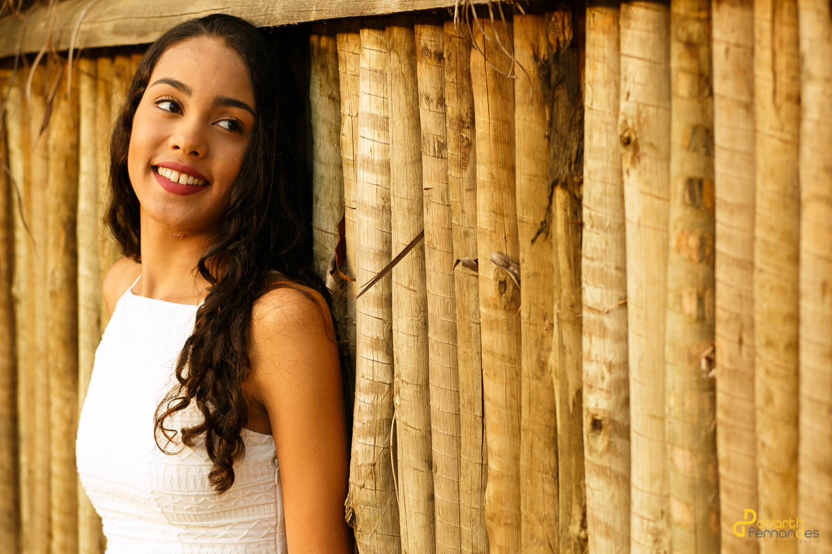 Olhando com a madeira para o fotografo em itamarandiba