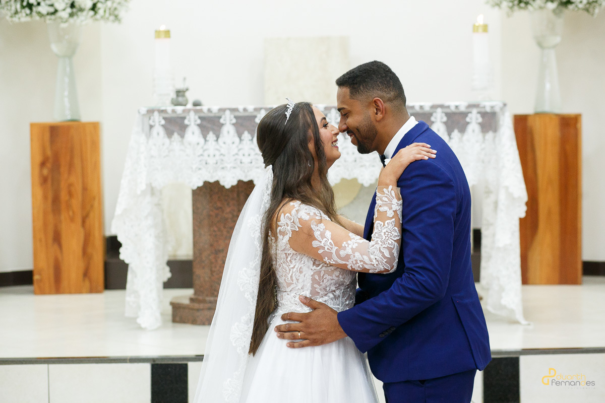 Casal na igreja de Capelinha MG
