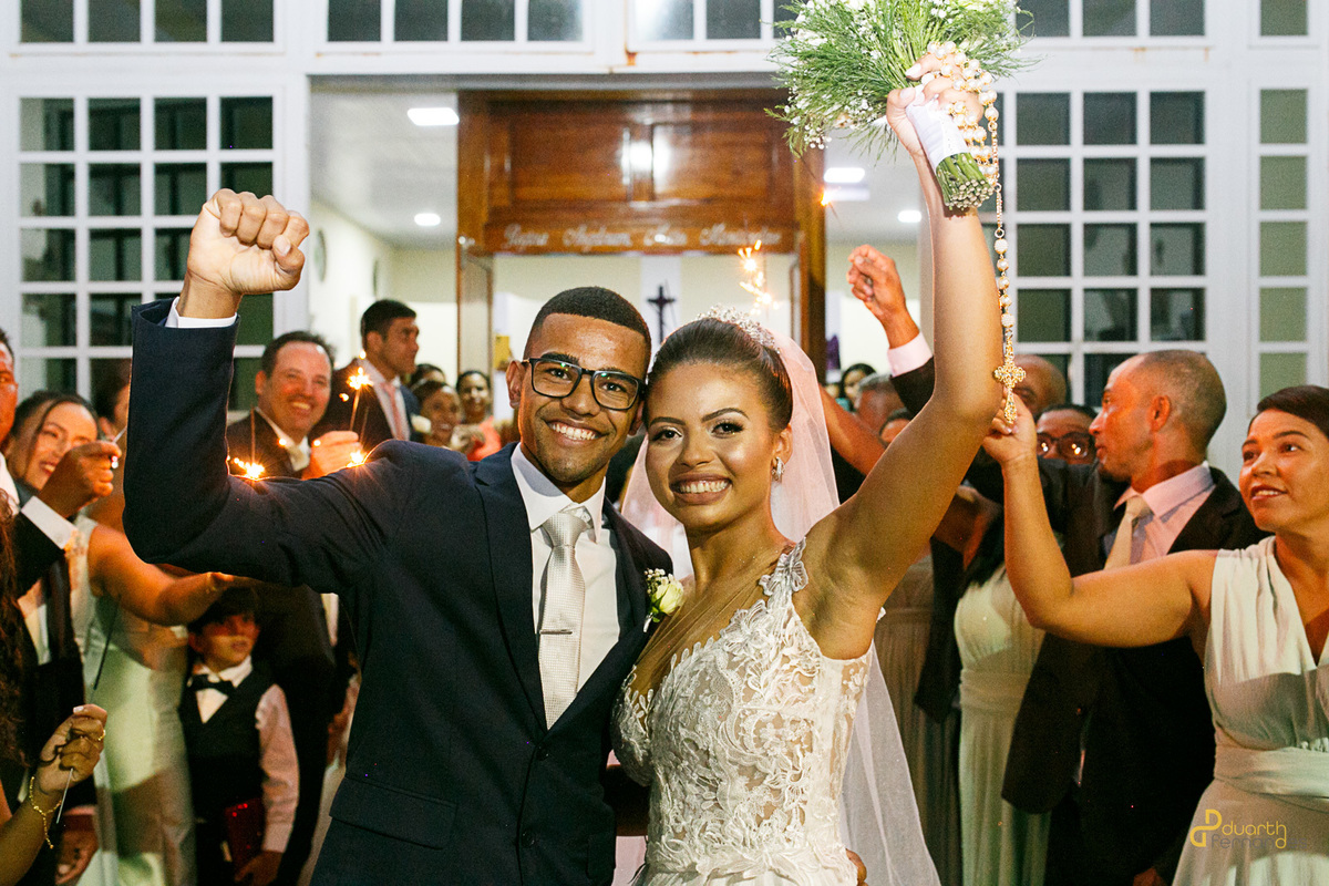 Momento de felicidade dos noivos ao sair da igreja