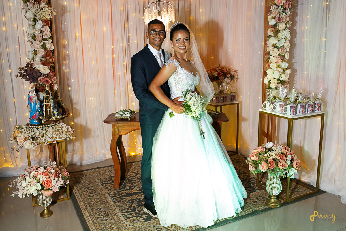 Endina e Anderson trocando olhares durante a cerimônia