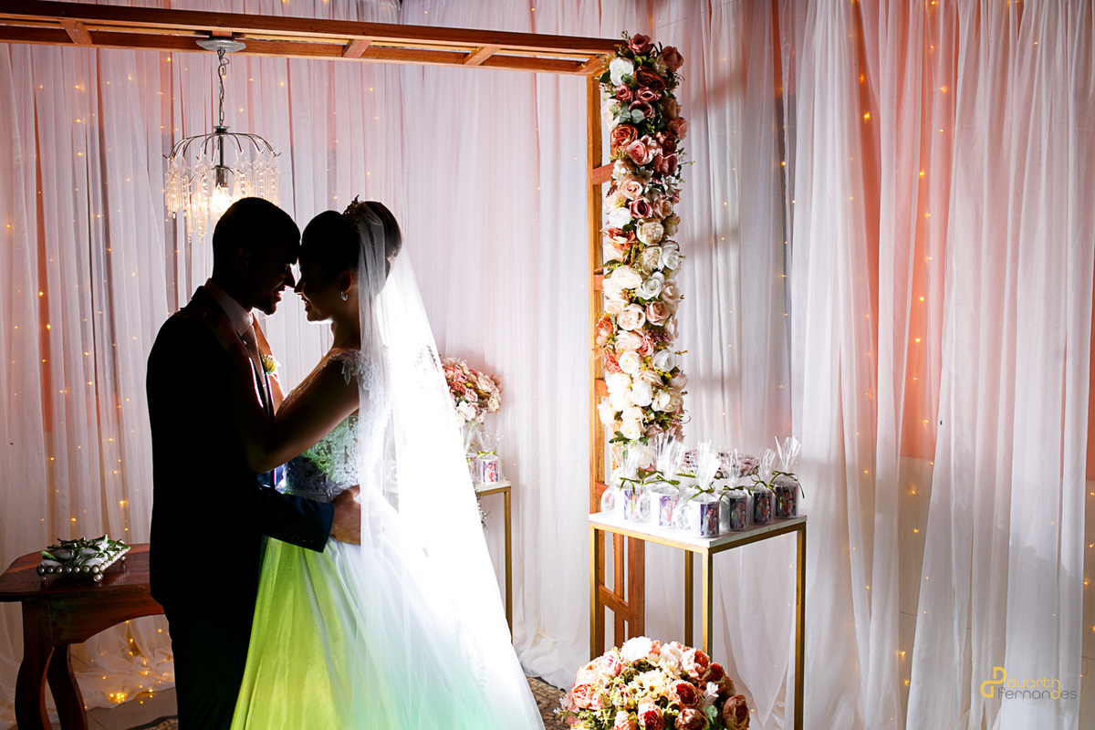 Endina e Anderson se abraçando após a cerimônia