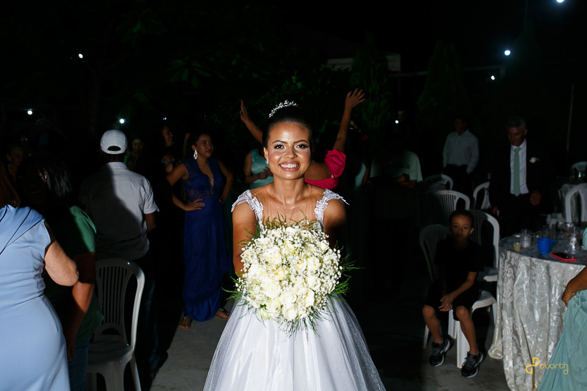 Endina jogando o buquê