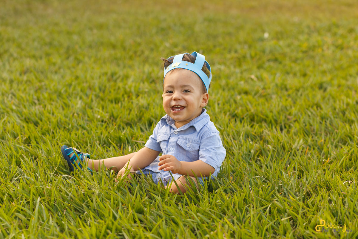 Denner sorrindo na grama do clube campestre