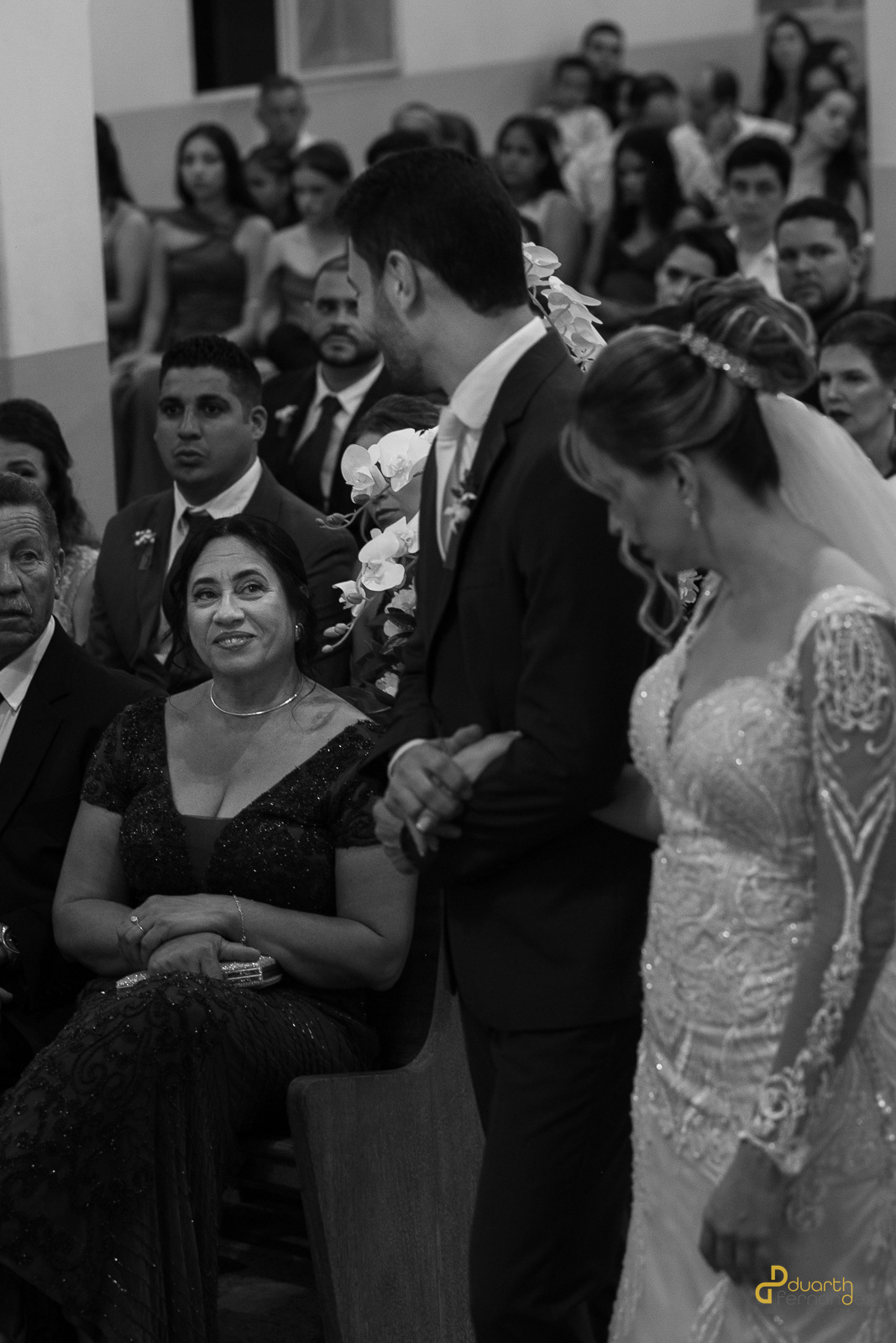 Detalhe do vestido de noiva com bordados delicados.