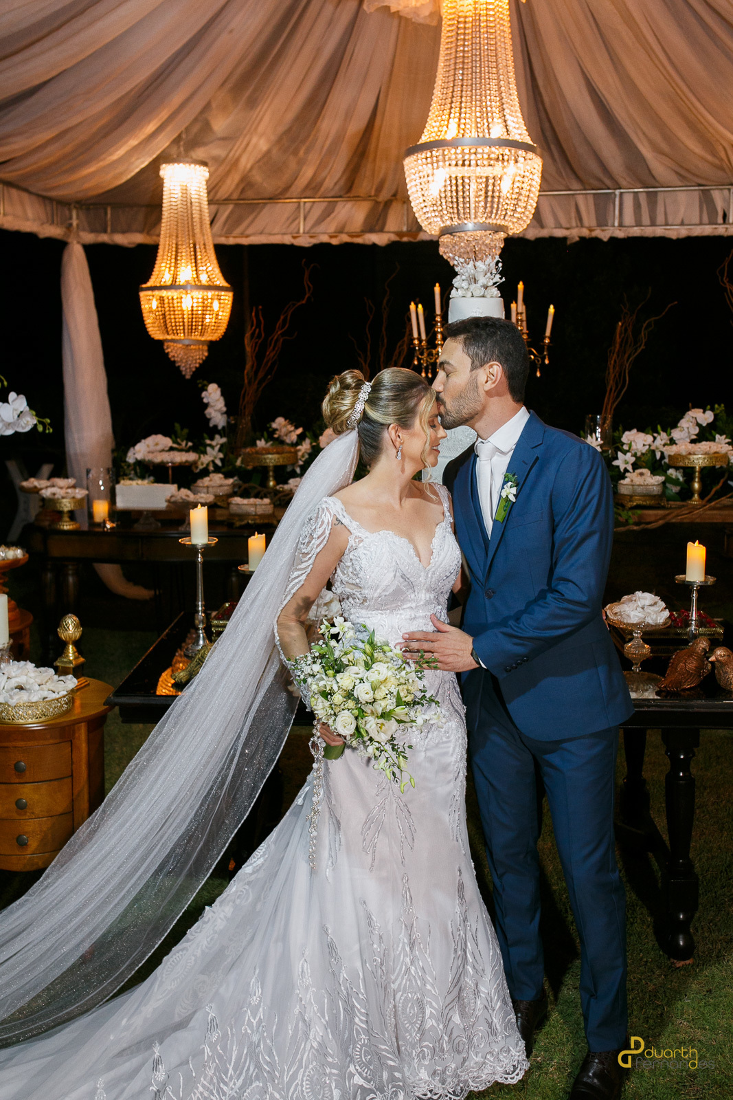 foto de noivo beijando a noiva