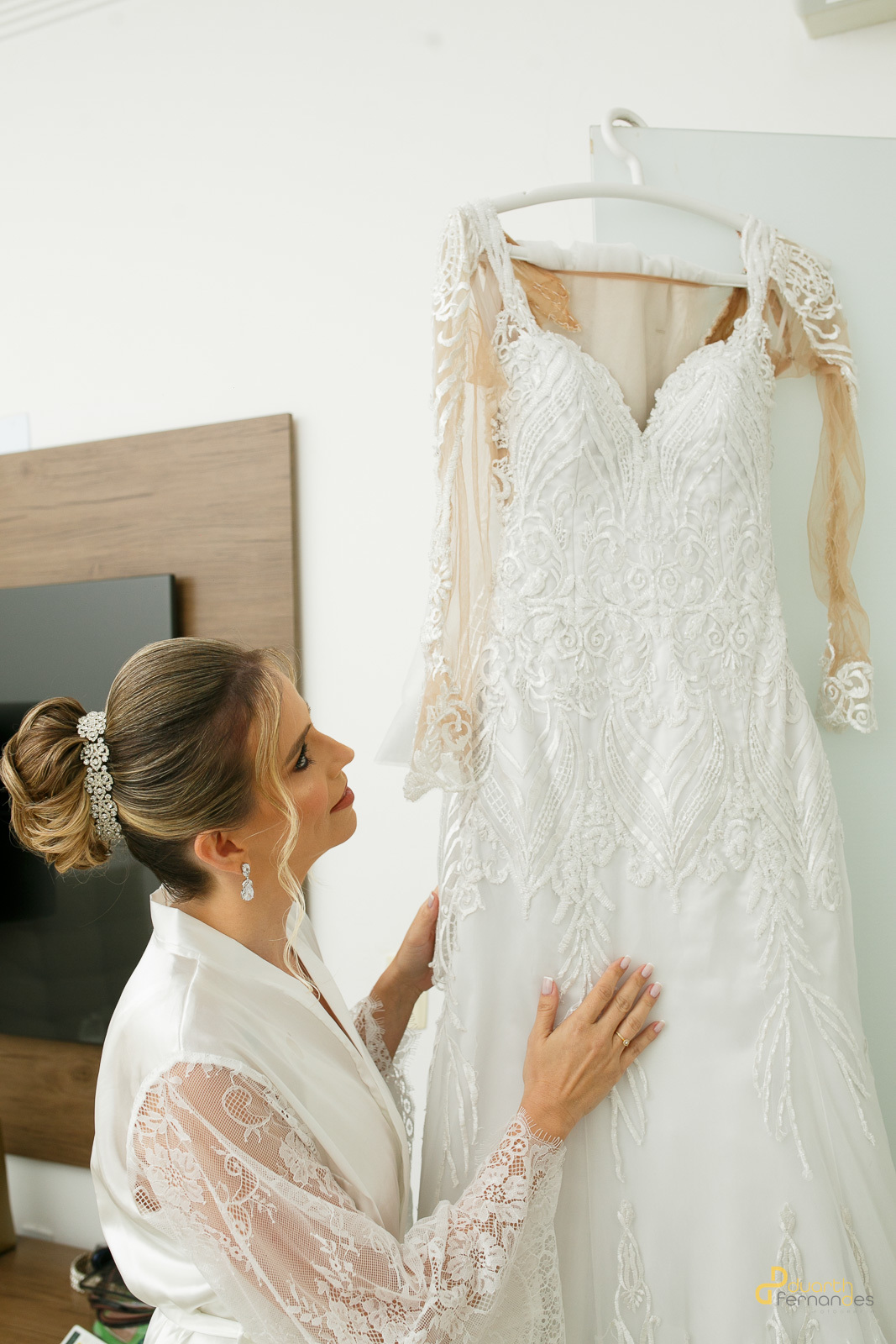 Detalhe do vestido de noiva com bordados delicados.