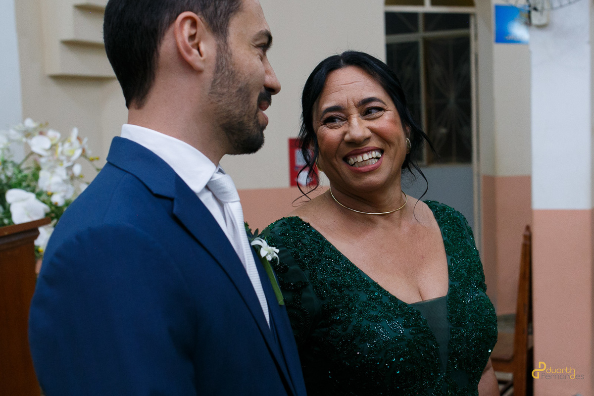 Noivo esperando ansiosamente no altar.