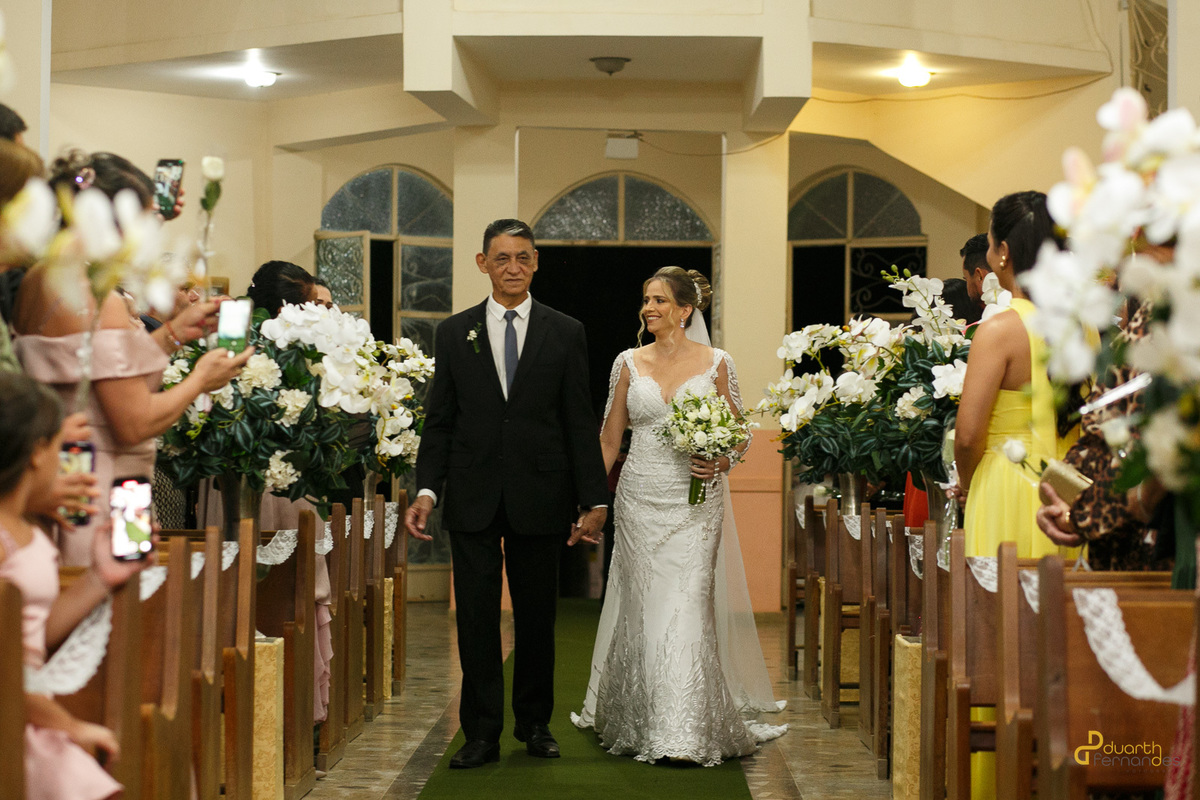 entrada da noiva em virgem da lapa mg