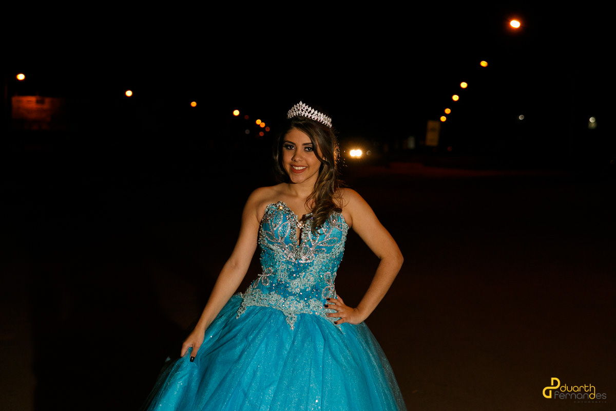 Debutante segurando o vestido