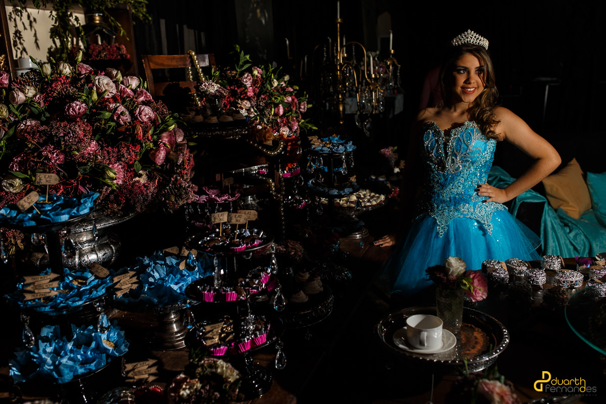 Isadora na mesa de decoração