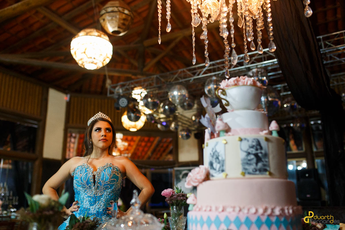 Isadora olhando para cima