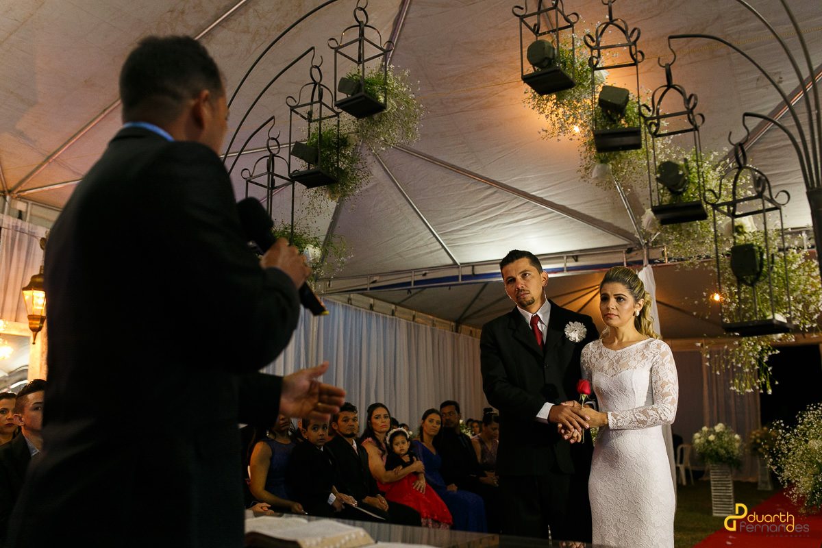 noivos de braços dados