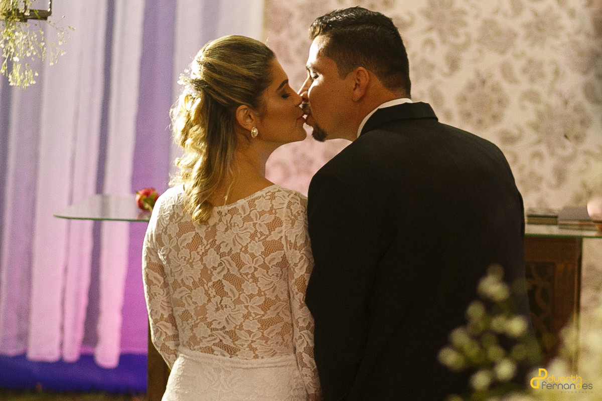noivos beijando
