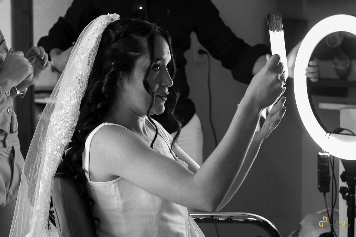 Em um momento de contemplação, a noiva Mariana em preto e branco, pronta para o seu dia especial.