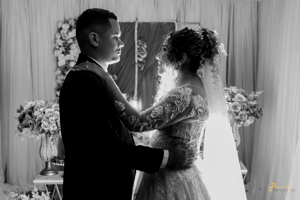 Edione e Emerson se olhando, próximos, em preto e branco.