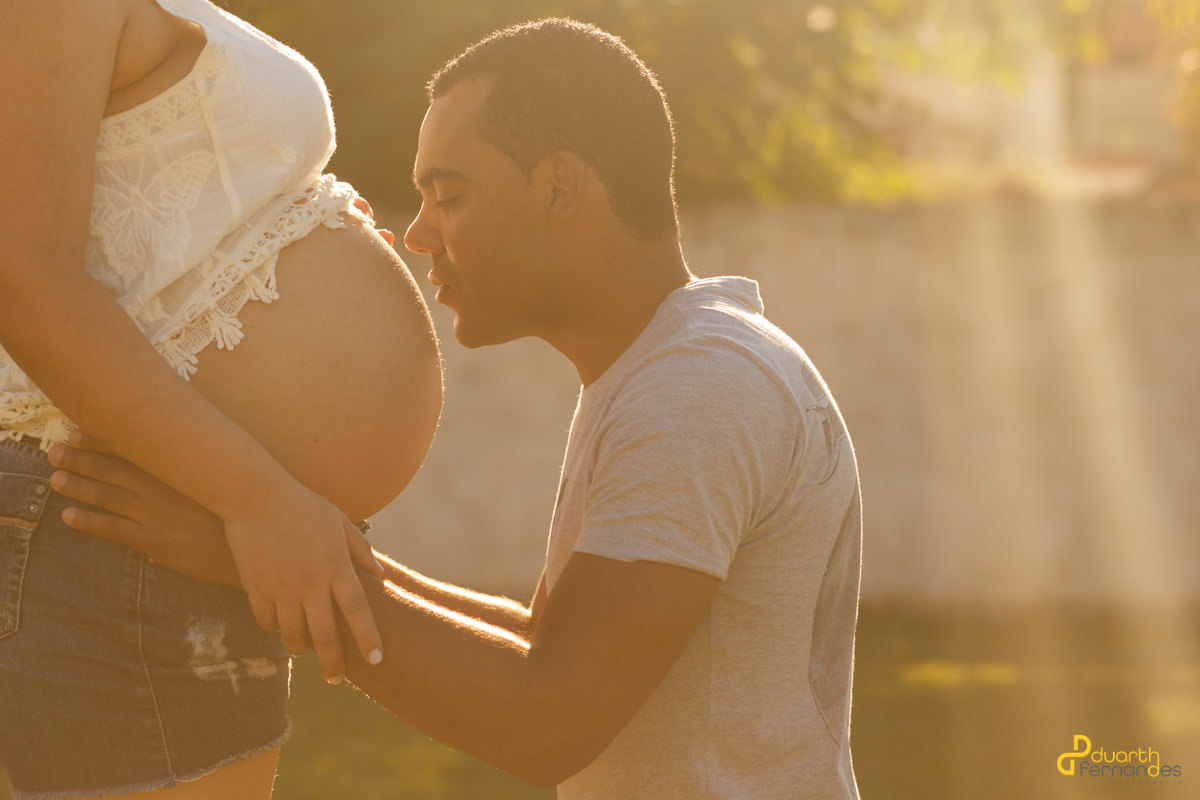 Marido beijando a barriga