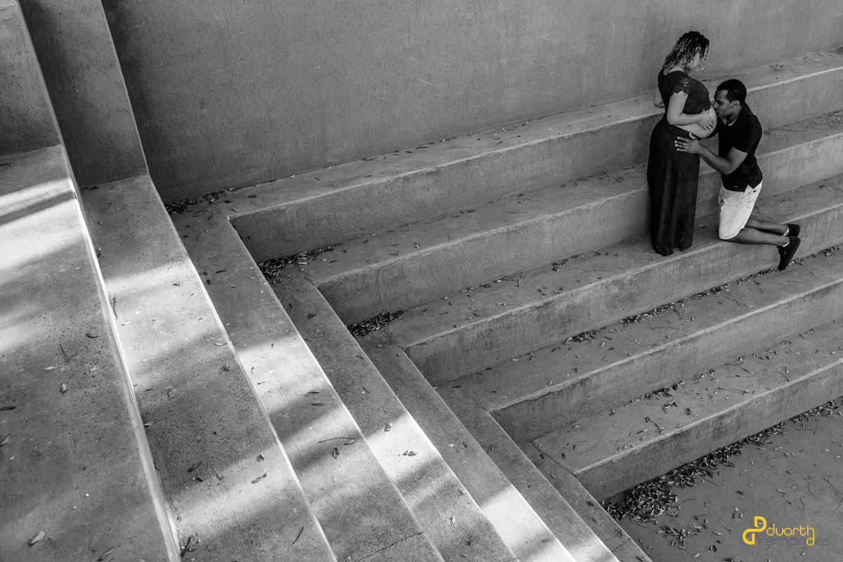 Casal na escada do campestre