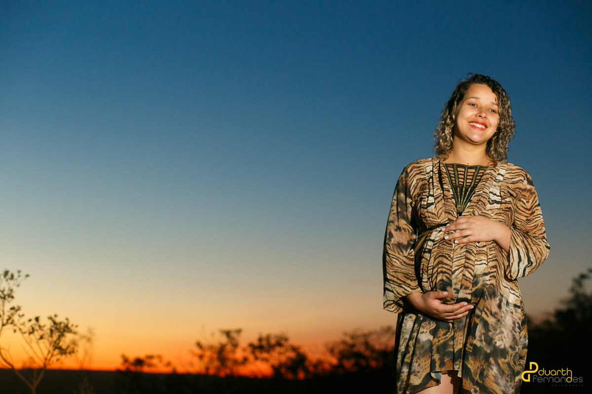 Gestante com barriga na mão