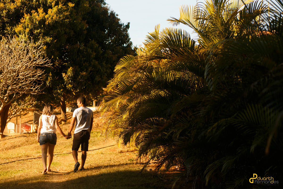 Gestante e marido caminhando