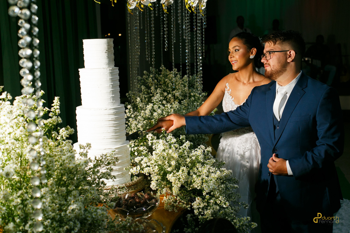 Corte do Bolo de Casamento com Decoração Daiken Decorações