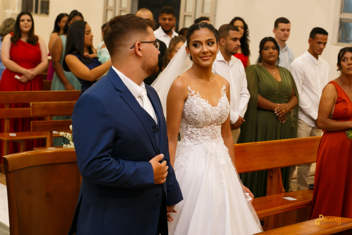 Márcio beijando testa da Kamilla, emoção no altar, Cerimonial Attuare, Capelinha MG.