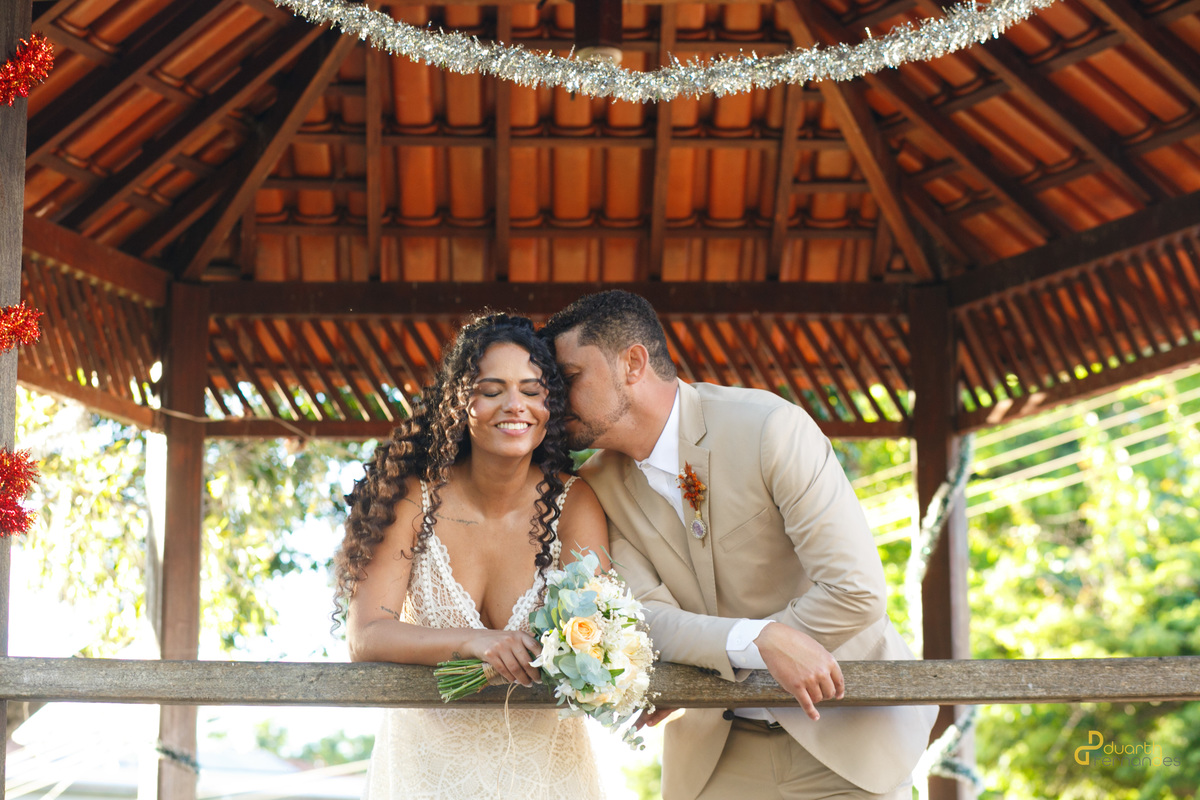Os noivos Leandro e Jacyara dançando juntos após o casamento, irradiando felicidade e amor. O cenário ao fundo e a luz natural criam uma imagem encantadora de um momento único.