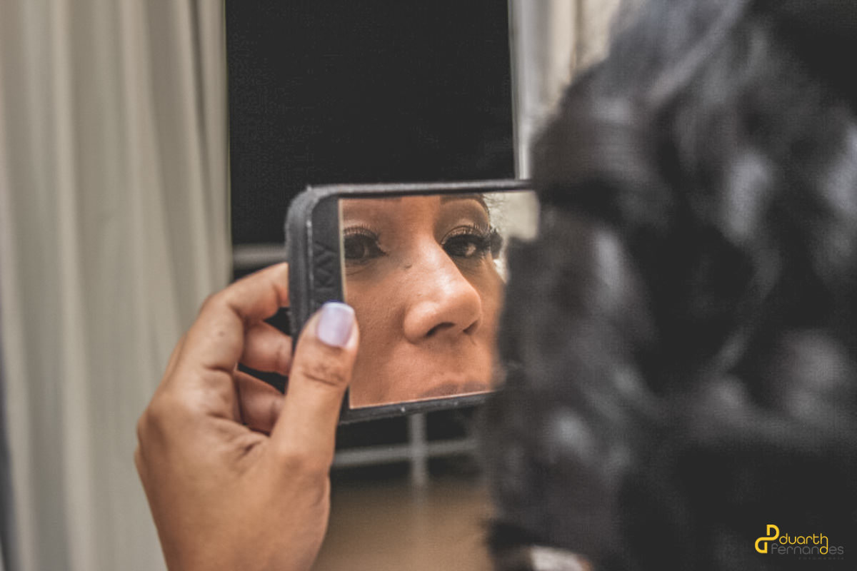 Noiva olhando no espelho