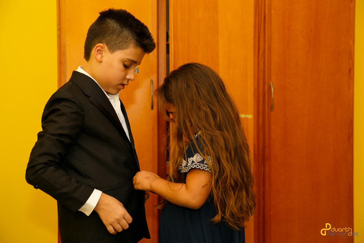 Irmã arrumando o irmão