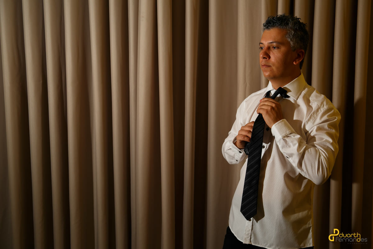 Noivo ajustando a maquiagem