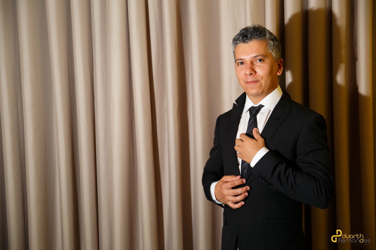 Noivo olhando para o fotografo de Turmlina