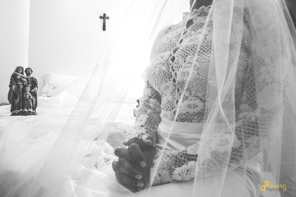 Noiva com mãos cruzadas