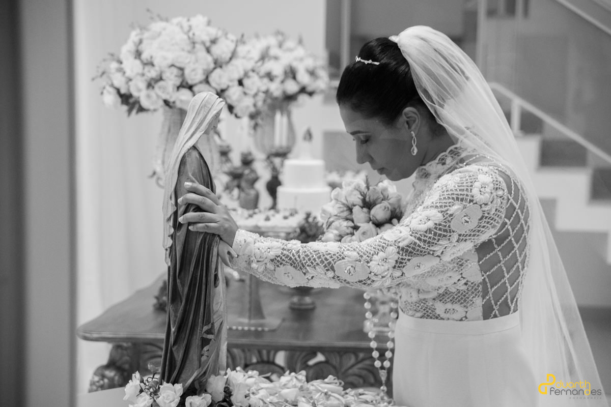 noiva orando antes de ir para o casamento