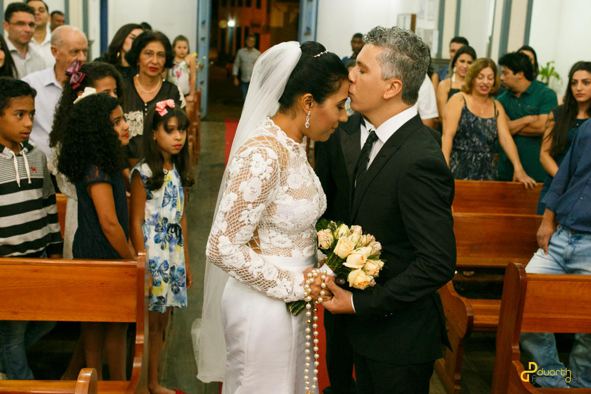 noivo beijando a noiva na testa