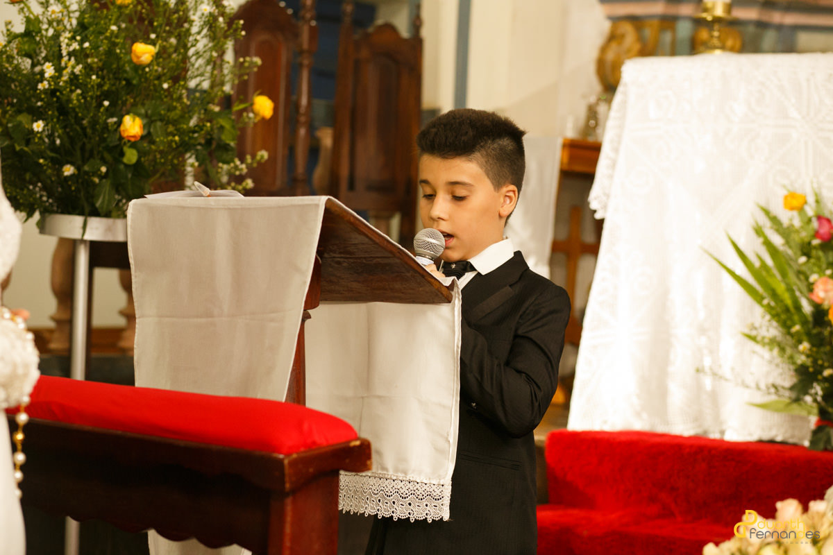 filho lendo na igreja