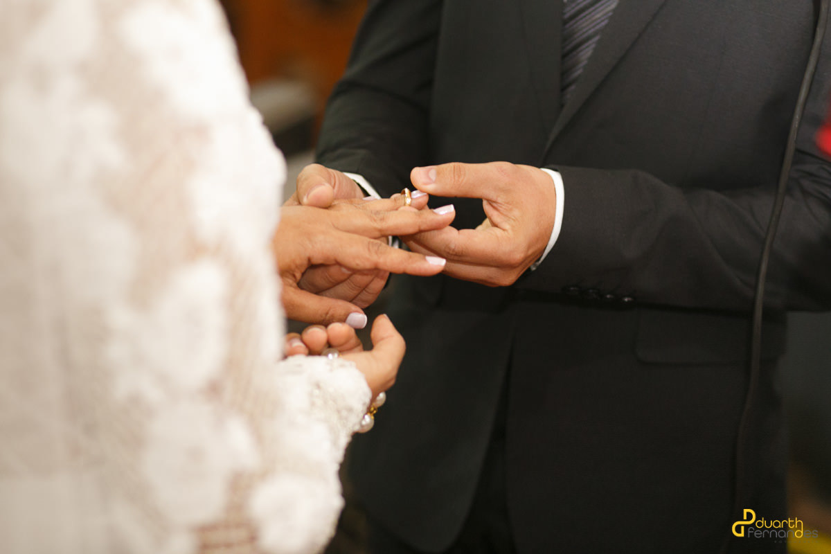 noivo colocando a aliança