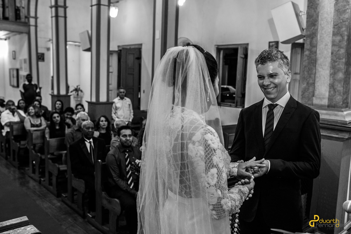 noivo sorrindo para noiva