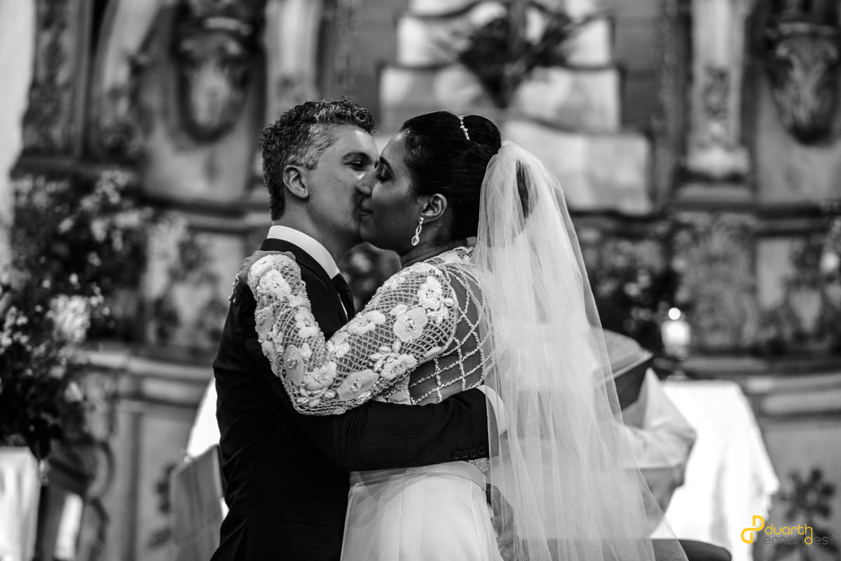 noivos se beijando no altar