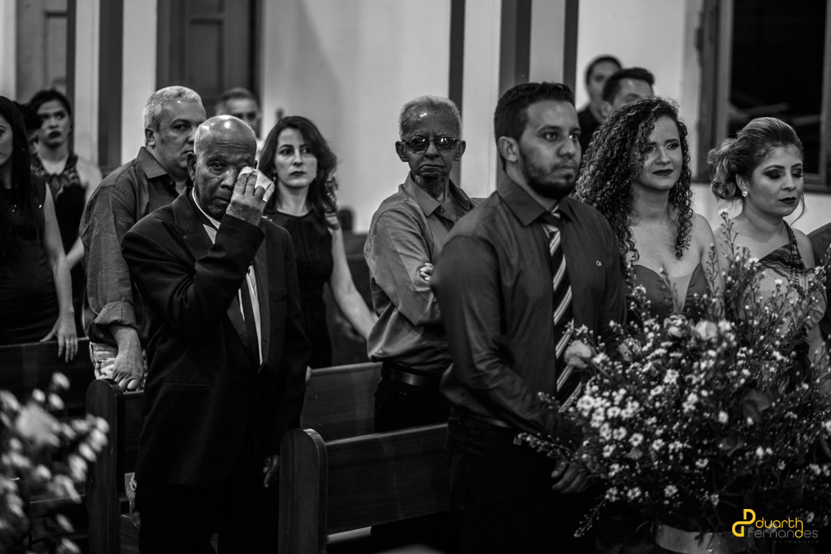 pai da noiva chorando