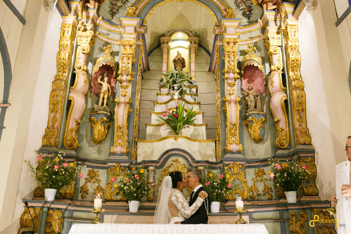 noivos se beijando ao final do casamento