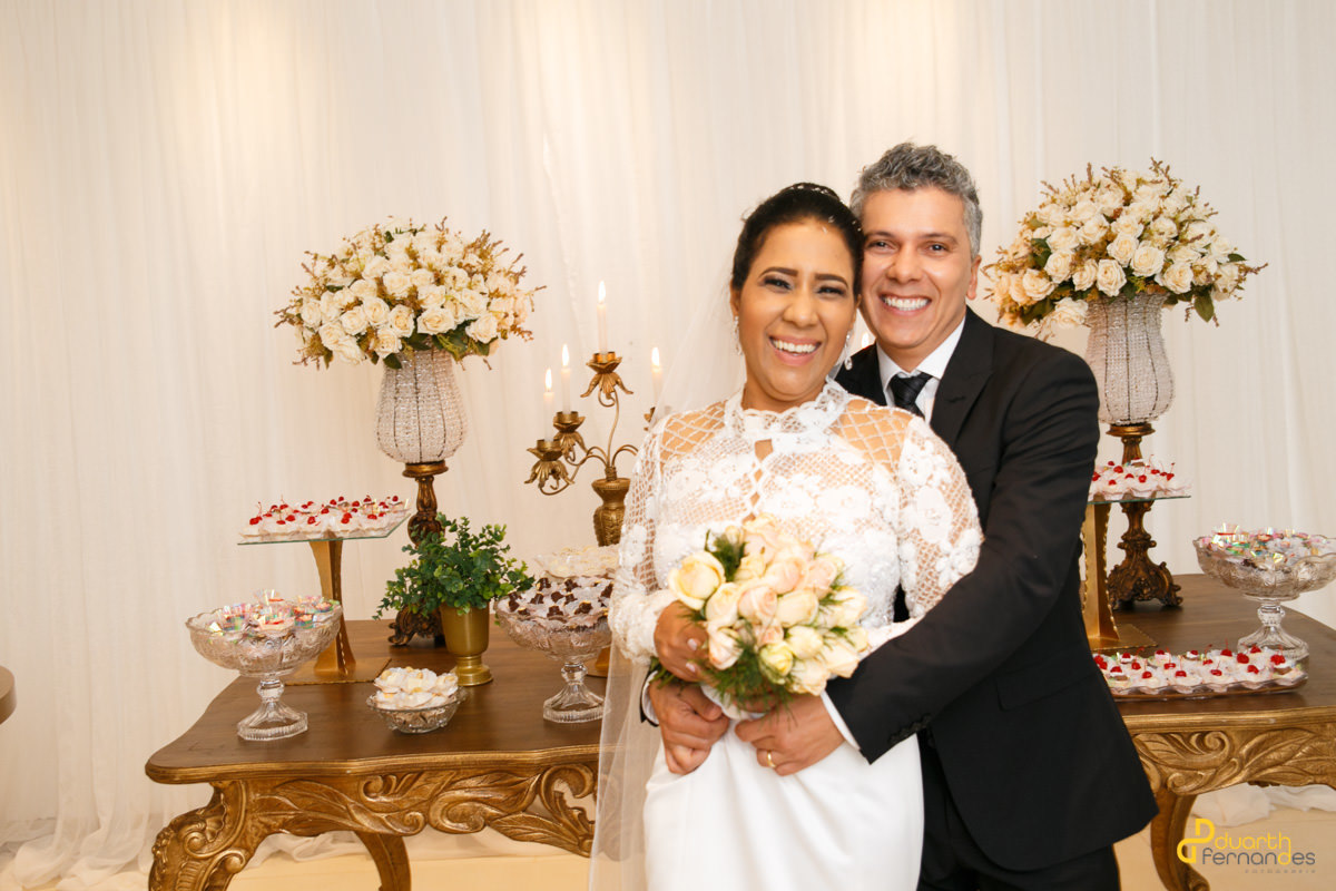 noivos sorrindo para o fotografo