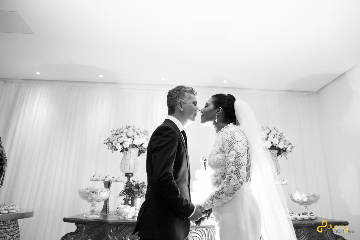noivos se beijando com luz no contra