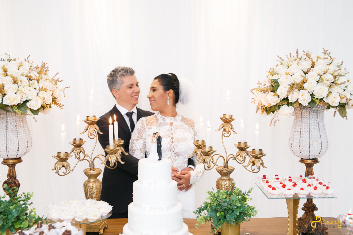 noivos olhando um para o outro