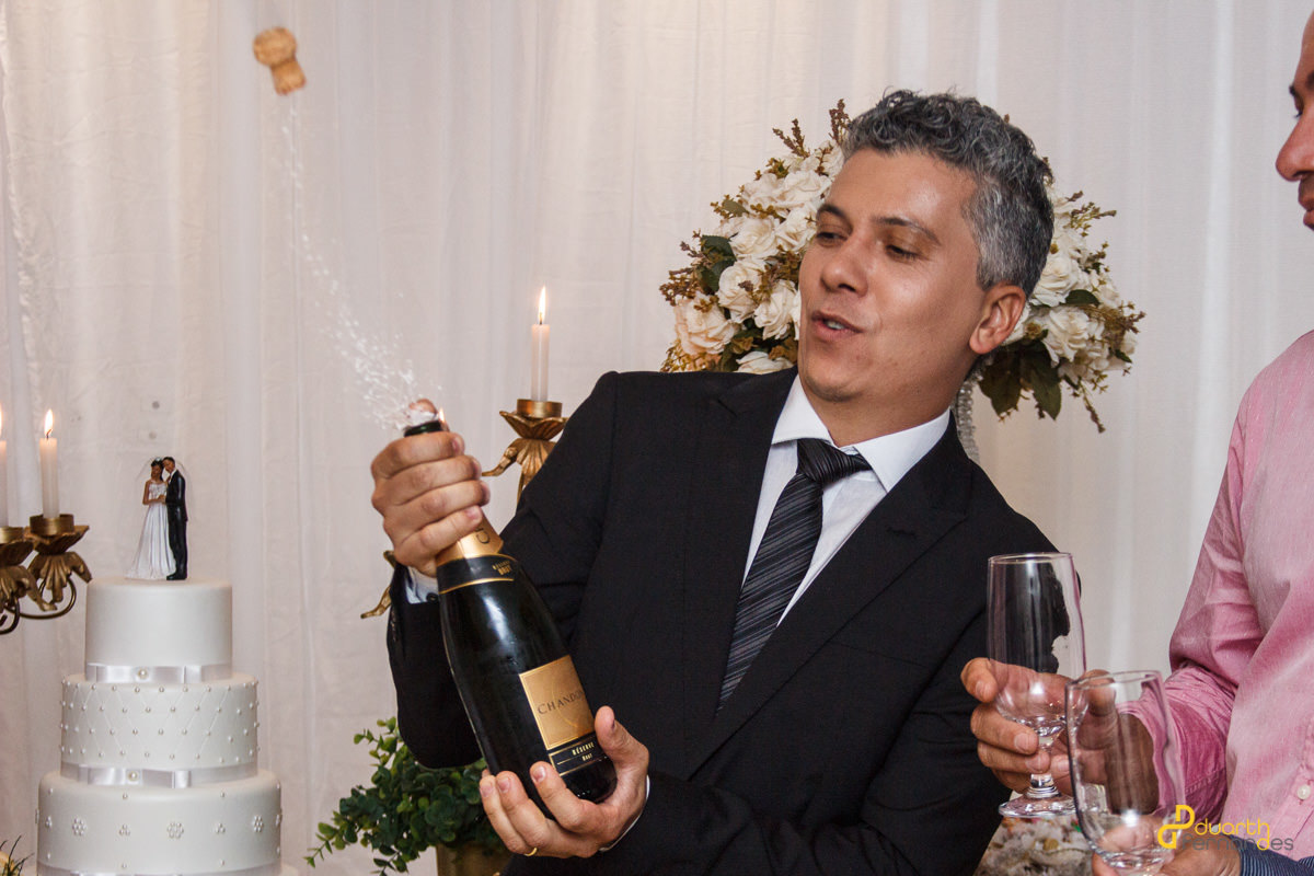 noivo estourando o champanhe