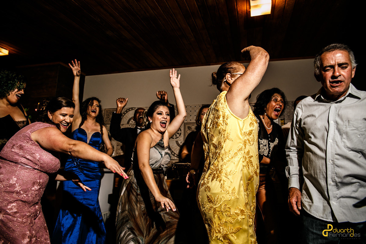 convidados da festa se divertindo