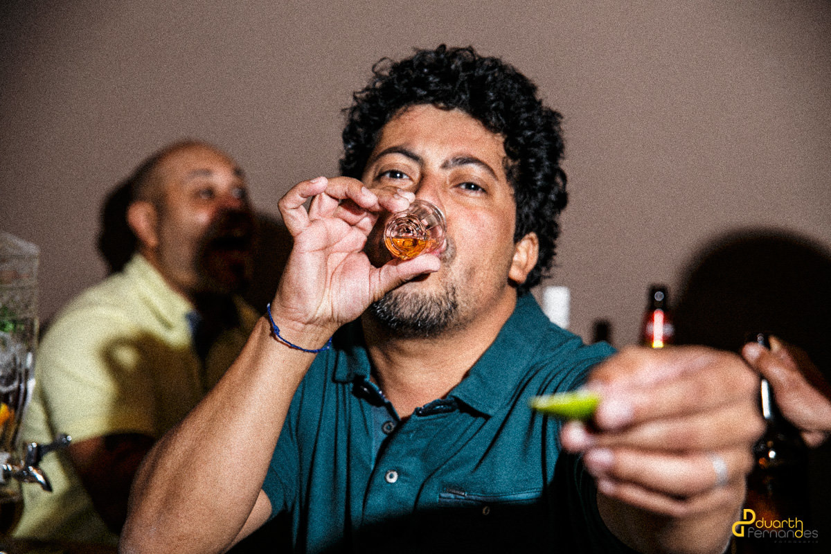 convidado tomando pinga e limão