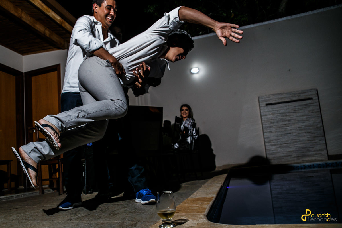 jogando o noivo na piscina