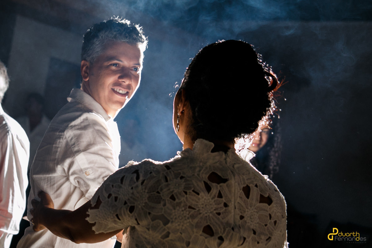 noivo olhando para a noiva