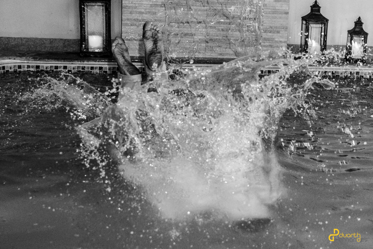 noivo mergulhando na piscina